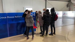 A Roma Termini vaccino e tampone a profughi arrivati dallUcraina [upl. by Acino340]