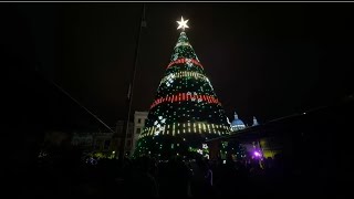 Con energía solar se encendió el árbol de Navidad más grande del país en Cuenca [upl. by Nalyt512]