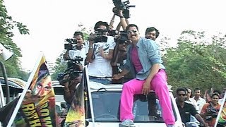 Rowdy Rathores movie promotion on roadsflv [upl. by Anilegnave]