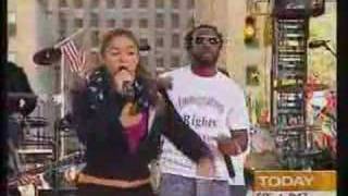 Shakira  Hips dont lie  Live at Today Show 042806 [upl. by Hctud]