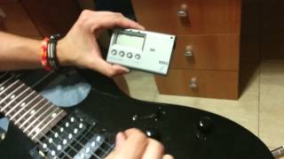 Cómo afinar una guitarra eléctrica con un afinador Guitar Bass Tuner GA 20 [upl. by Jazmin]