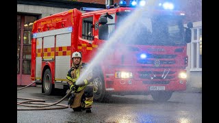 Barnens Blåljuskanal besöker Farsta Brandstation och får se hur en brandbil fungerar [upl. by Ahsener994]