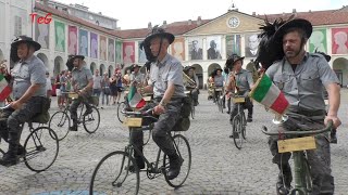 Lo spettacolo della Fanfara bersaglieri ciclisti di Roccafranca per le vie di Ivrea [upl. by Hadrian707]