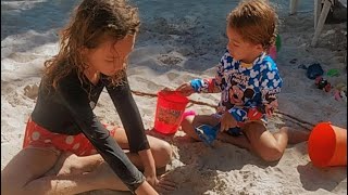 cavamos um buraco gigante areia da praia vlog viralvideo praia infantil brincadeiras [upl. by Cheslie543]