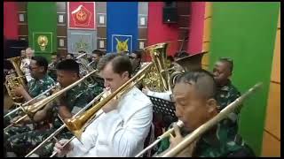 Warung pojok latihan bersama british military band corps amp korps musik mabes TNI [upl. by Letsirk]