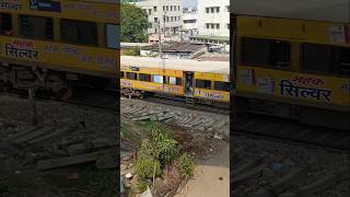 Train mein horn ki awaaz itni Tej kyon hoti hai railfacts new facts shortsfeed Hardworkman29 [upl. by Lodovico54]