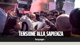 Roma tafferugli studentipolizia alla Sapienza durante la visita di Fedeli e Gelmini [upl. by Constancia]