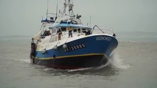 Stormy weather as the Karen of Ladram lands her fish in Newlyn [upl. by Nairim958]