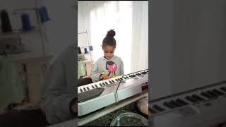 Marianinha aprendendo a tocar piano [upl. by Hewitt401]