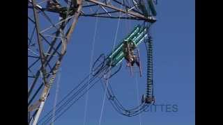 Cambio de espaciador con carro teleférico  500 kV Trabajos con Tensión [upl. by Hsenid]