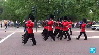 Au palais de Buckingham première relève de la garde depuis le début de la pandémie [upl. by Nerol]