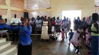 Estilo africano de cantar em Igreja Evangélica  Gulu  Uganda [upl. by Christabelle]