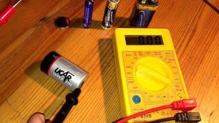 Batterie testen mit Multimeter Knopfbatterie 9 Volt Block Spannung AA und AAA DCV messen Anleitung [upl. by Shira591]