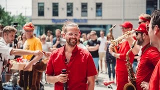 Moop Mama stoppen auf GuerillaTour vor dem BRFunkhaus in München  PULS [upl. by Raven]