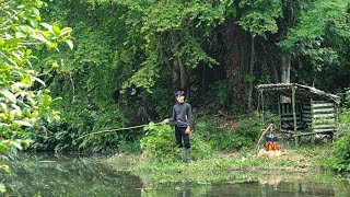 2 Days solo SURVIVAL CAMPING by the Stream Bushcraft Survival Shelter Fishing Catch and Cook [upl. by Aro]