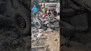 Road accident  मुर्गीयों से भरे पिकअप के उड़े परखच्चे [upl. by Yerggoeg]