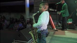 ¡Niño de 9 años sorprende a todos tocando con su Sax El burro loco  Los Emisarios de Oax [upl. by Enobe]