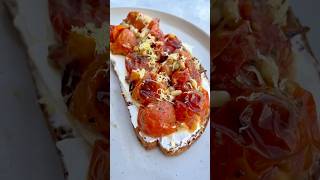 Tostadas con labneh y tomate rostizado [upl. by Yblocaj]