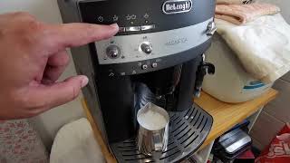 Spumare lapte cu espressorul Delonghi Magnifica [upl. by Yuma]