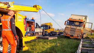 BERGING  Vrachtwagen crasht na klapband op snelweg Scania 112M 🚚 [upl. by Norri451]