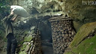 solo camping under a cliff to survive in the forest heavy rain [upl. by Heinrik]