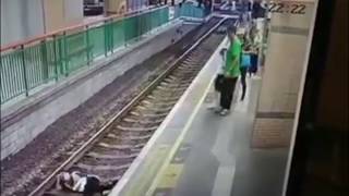 Facet wepchnął dziewczynę na tory  Man pushes woman on tracks [upl. by Ahsilahs]