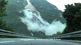 Hier krachen 300 000 Kubikmeter Gestein ins Tal  Gewaltiger Bergsturz in der Schweiz [upl. by Odrareg]