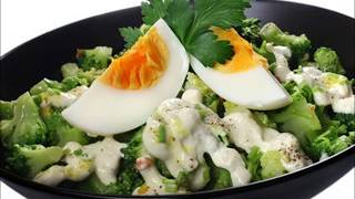 Recette  Salade de brocoli aux oeufs [upl. by Huckaby542]