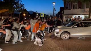 Toeterende fans vieren feest op kruising in Drachten [upl. by Coster521]