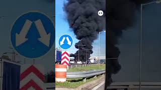 Impactante un colectivo de la línea 60 se incendió en la autopista Panamericana [upl. by Ybocaj]