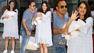 Hate Story fame Surveen Chawla blessed with a Baby Girl snapped with husband Akshay at the hospital [upl. by Annekam]