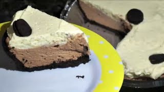 Chocolate And Vanilla Mousse Pie With Oreos [upl. by Gothard]