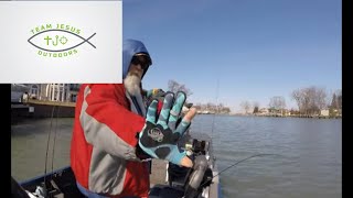 RUNCLE Glove Review AND Detroit River Jigging OUTLOOK [upl. by Lipinski230]