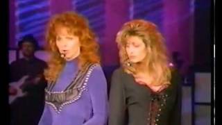 Reba McEntire amp Linda Davis  Does He Love You Reba Live 1995 [upl. by Llehsyar]