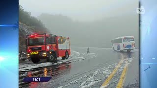 Vía Papallacta Caída de nieve en Baeza dejó varios autos atrapados [upl. by Garwin]