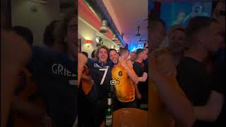 De sfeer is opperbest in de kroeg in Leipzig Deze fans wisselen zelfs even van shirt 🤗 euro2024 [upl. by Rafaello]