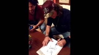 Gianluca Grignani firma un autografo speciale destinazione Florida [upl. by Theresina]