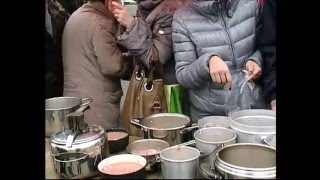 Santhià VC  Il Carnevale storico di Santhià  Pranzo dei fagioli la distribuzione [upl. by Meggs674]