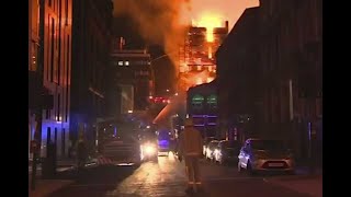 Bomberos aún trabajan para sofocar incendio en edificio histórico de Glasgow [upl. by Donaldson601]