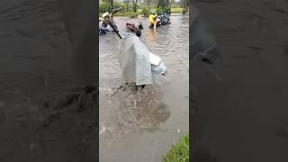 Motos tapadas de Agua y personas intentando llegar a sus casas inundaciones en Bogotá Norte [upl. by Aronoff]