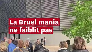 VIDÉO Les fans de Patrick Bruel réunis en masse à Niort [upl. by Slyke]