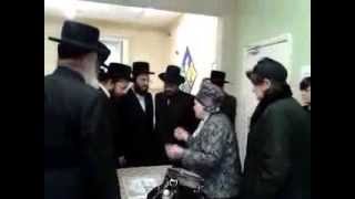 Belz Rebetzin giving money to Chasidim in Manchester [upl. by Burns770]