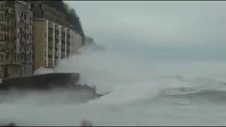 OLAS gigantesCiclogenesis explosiva quotGabrielquot en San SebastiánDonosti [upl. by Derreg]