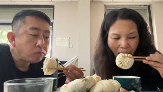 老金离婚后和女友同居，中午包牛肉大葱和鸡蛋虾仁包子，狗狗吃俩 [upl. by Souza]