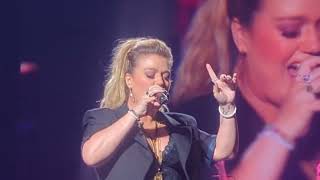 Kelly Clarkson  7 Rings Ariana Grande Cover  August 12 2023 Las Vegas [upl. by Lilia707]