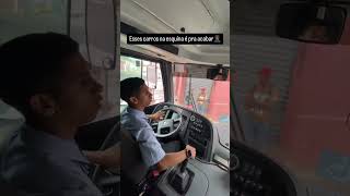 Um carro na esquerda e um ônibus na direita sem espaço pra abrir a curva [upl. by Arat440]