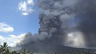 Flights to and from Bali cancelled after volcanic eruption [upl. by Eixela]