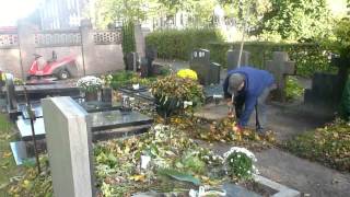 Graven schoonmaken op kerkhoven in Tilburg en Goirle [upl. by Nyleuqaj]