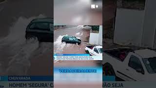 Em meio a tempestade homem segura o carro e evita que este seja arrastado pela enxurrada [upl. by Ev]