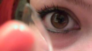 Come rimuovere le lenti a contatto  How to remove contact lenses [upl. by Applegate49]